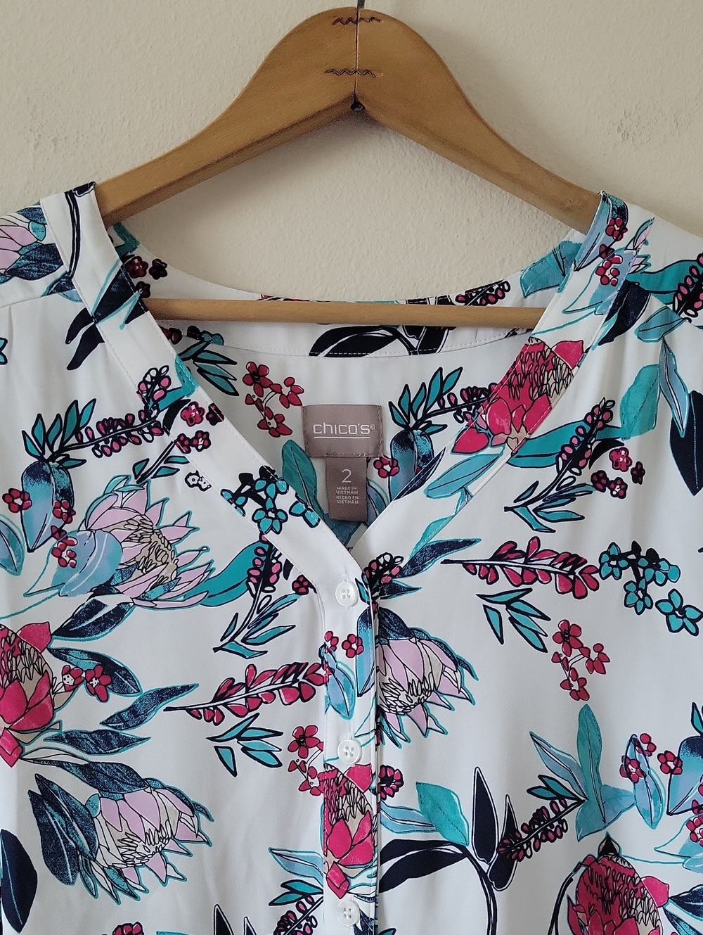 Chico's White Brilliant Blooms Floral 3/4 Sleeve Button Down Blouse Size Large - Picture 2 of 7